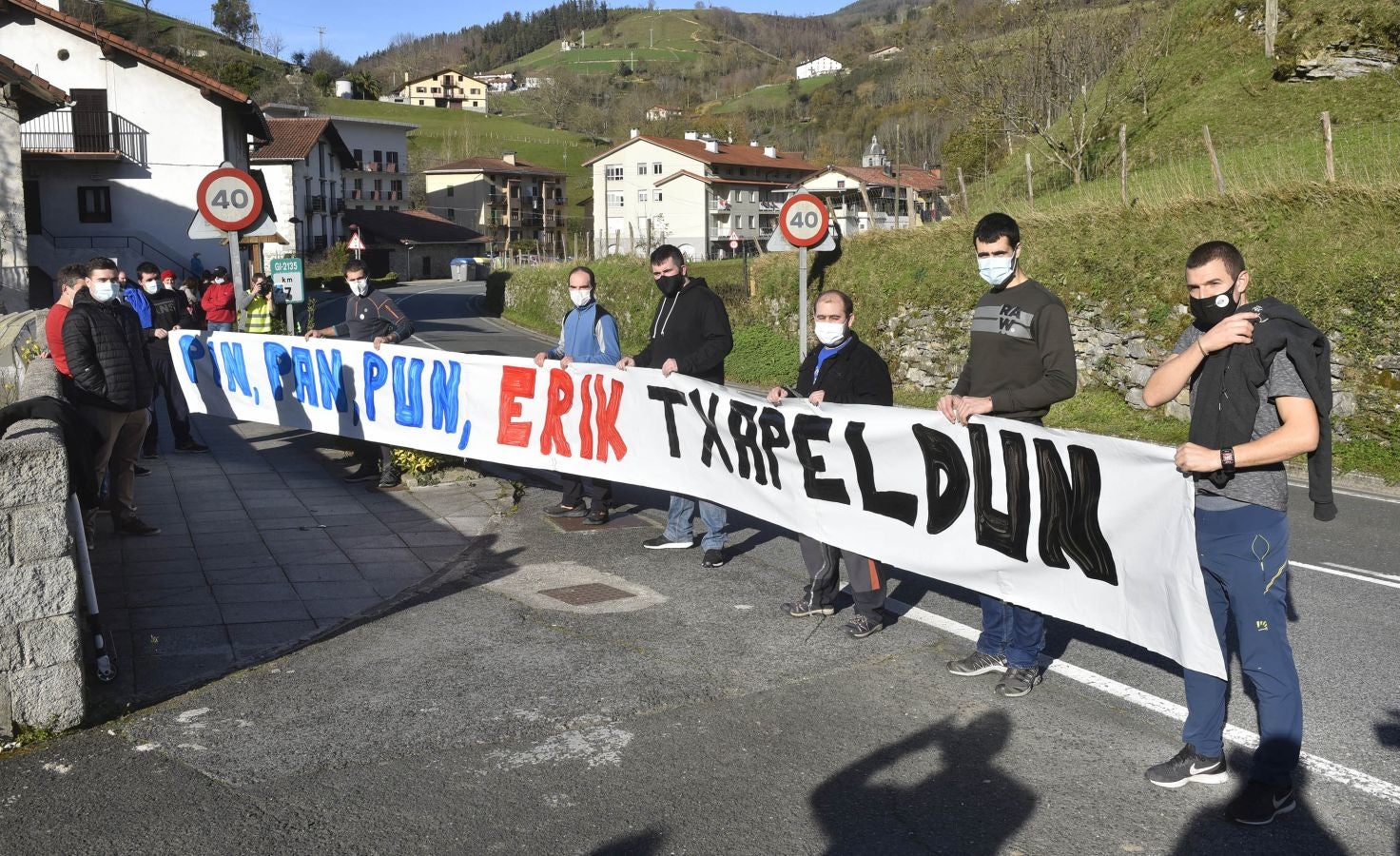 Lizartza se ha volcado con su vecino Erik Jaka, que este domingo se caló la preciada txapela del campeonato Manomanista. Desde primera hora del día amigos y allegados despidieron al pelotari cuando se dirigía a disputar la final con pancartas de ánimo. Por la tarde siguieron la final en el polideportivo.