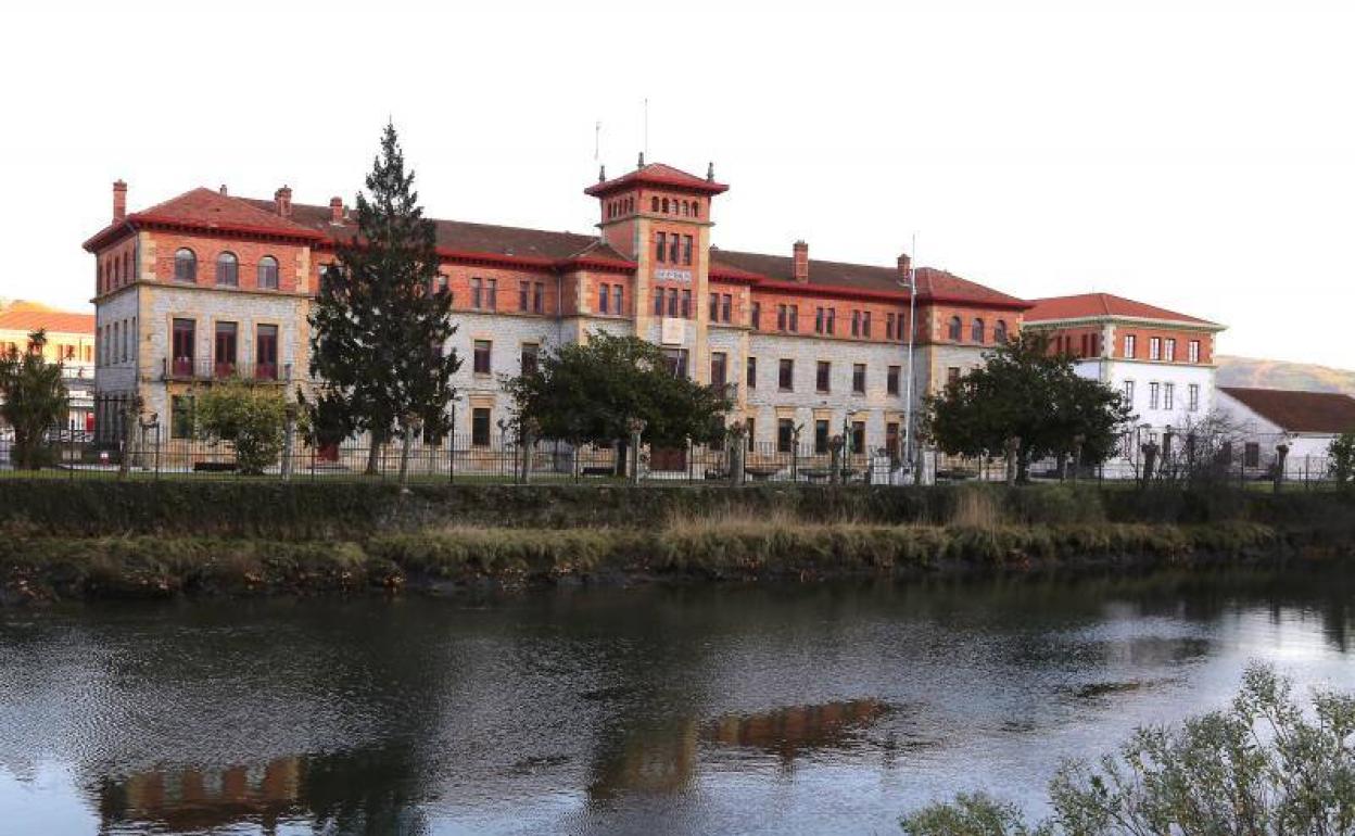Ancora quiere que los dos edificios principales de los cuarteles se mantengan en el futuro barrio. 