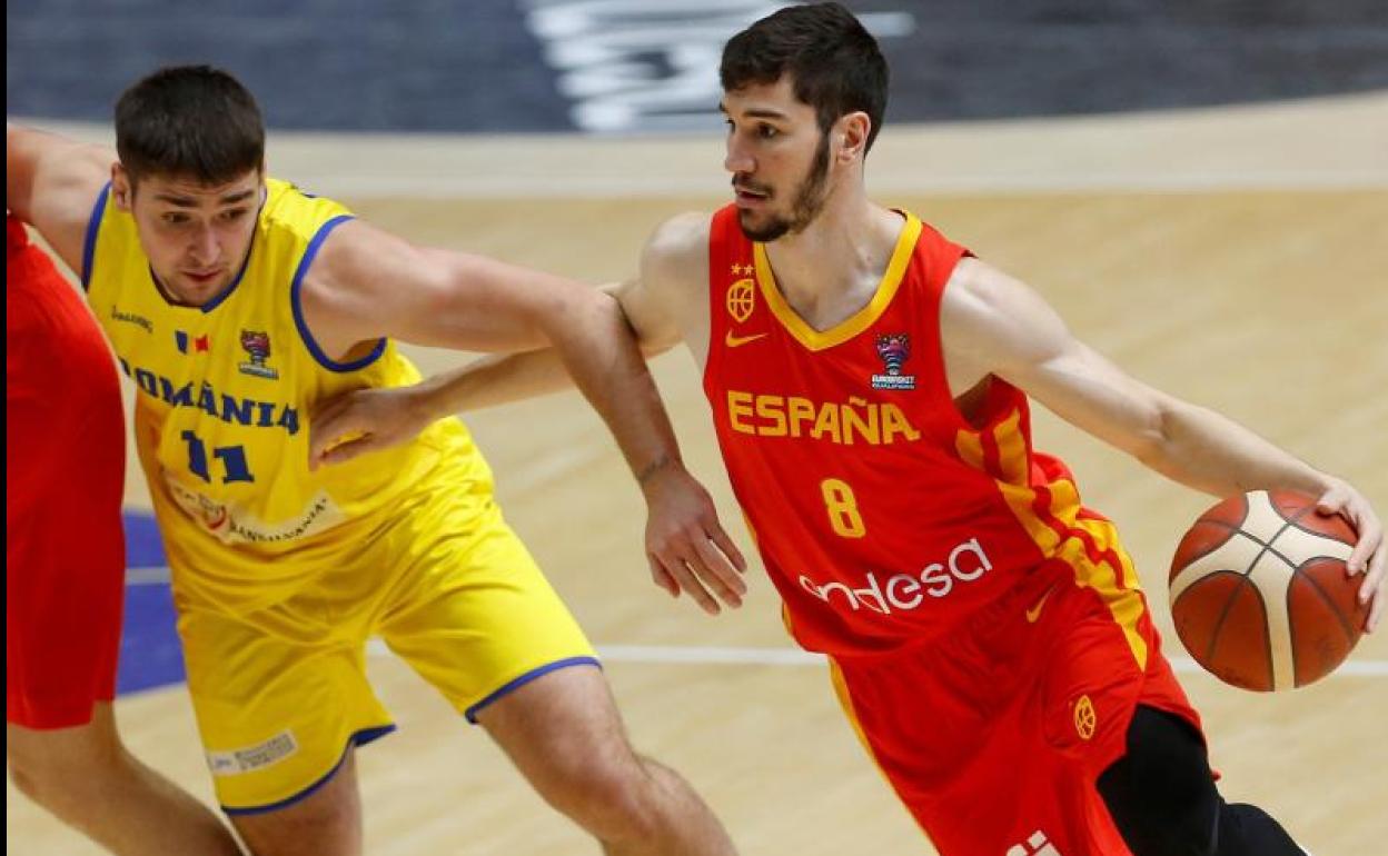 El escolta de la selección española de baloncesto Darío Brizuela maneja el balón ante la oposición de Radu Virna.