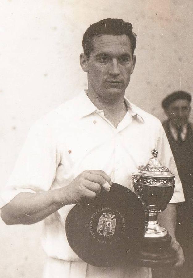 Miguel Gallastegi. El zaguero eibarrés tomó el relevo a Atano III al batirle en 1948.