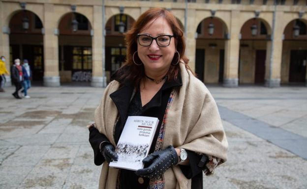 Miren Agur Meabe, oraingoz azkena duen liburuaren aurkezpenean.