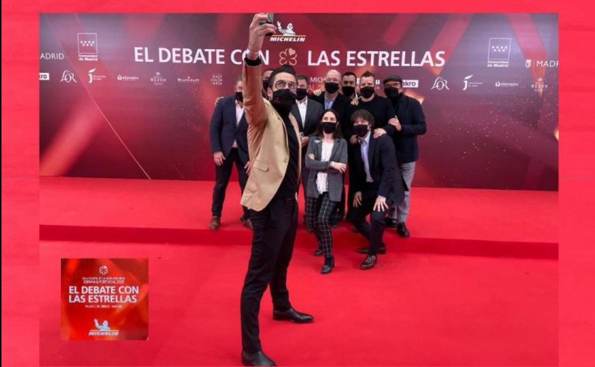 Quique Dacosta hace el tradicional 'selfi' de los chefs ayer en Madrid.