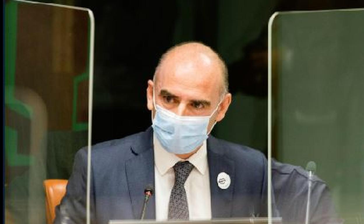 El director general de EITB, Andoni Aldekoa, en su primera comparecencia en el Parlamento Vasco.