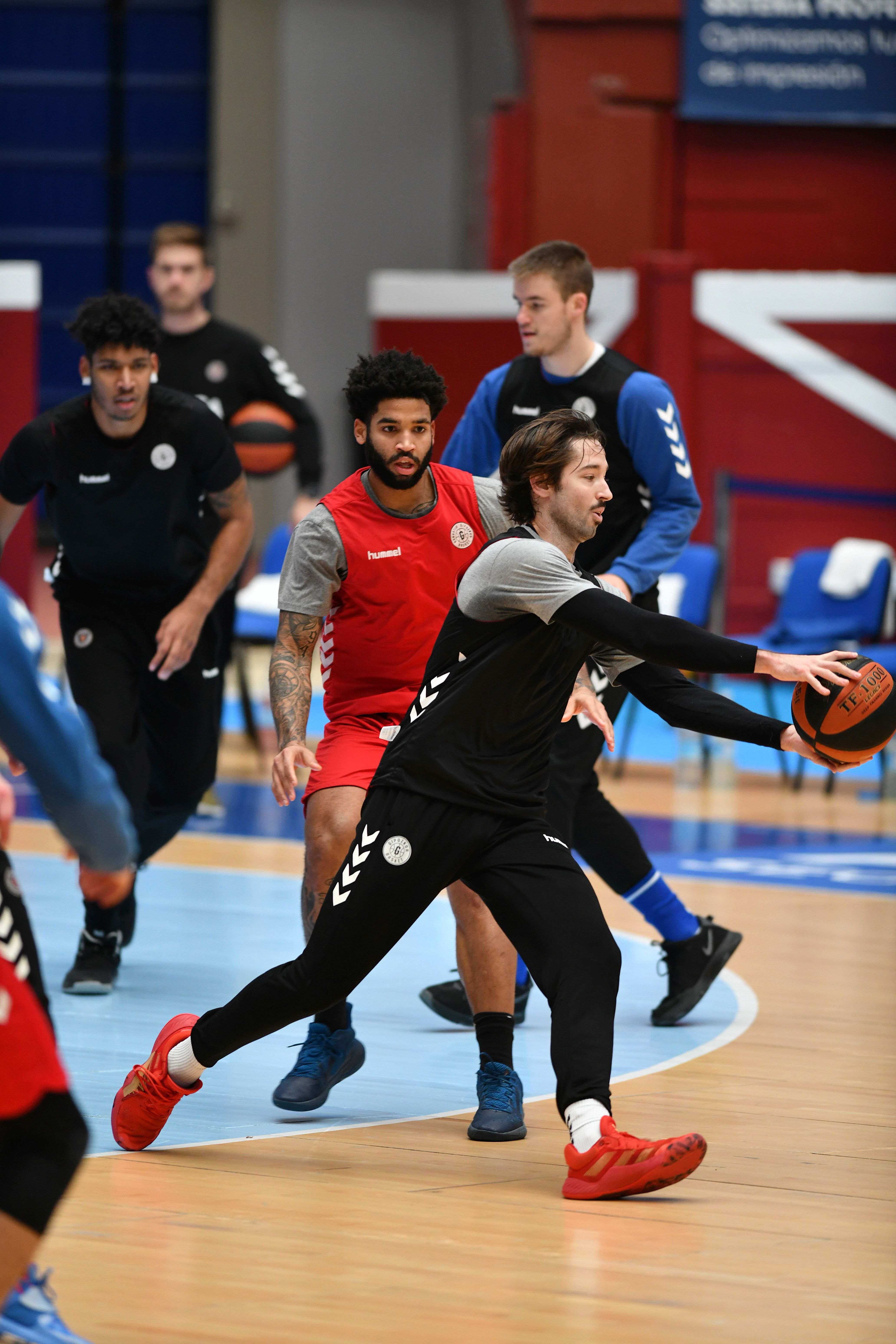 Los jugadores del GBC entrenan en Illunbe.