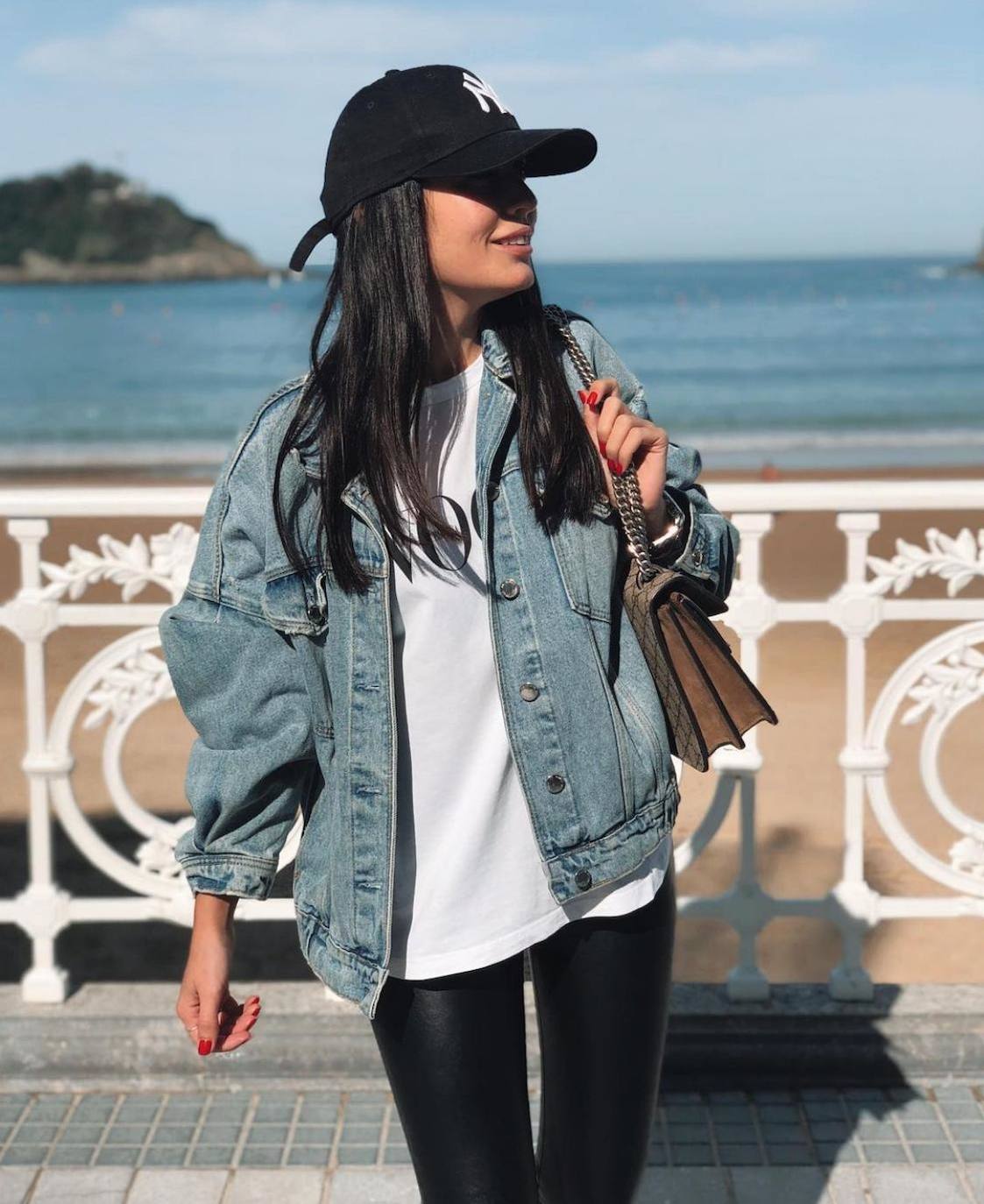 Si todavía no tienes muy claro lo que es tendencia para este otoño-invierno tan irregular, te proponemos 18 looks para afrontar las estaciones más frías y húmedas del año sin perder un ápice de estilo. Toma nota de las propuestas estilísticas de los rostros gipuzcoanos más reconocidos de la red digital, con la mezcla de básicos y prendas 'top' de la campaña como máxima exponente