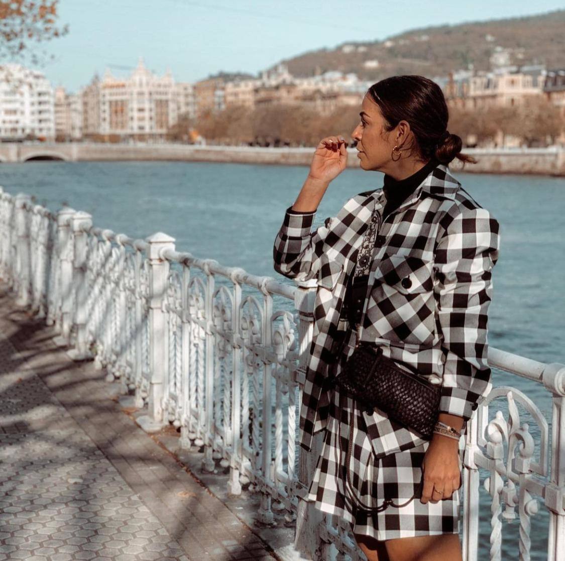 Si todavía no tienes muy claro lo que es tendencia para este otoño-invierno tan irregular, te proponemos 18 looks para afrontar las estaciones más frías y húmedas del año sin perder un ápice de estilo. Toma nota de las propuestas estilísticas de los rostros gipuzcoanos más reconocidos de la red digital, con la mezcla de básicos y prendas 'top' de la campaña como máxima exponente