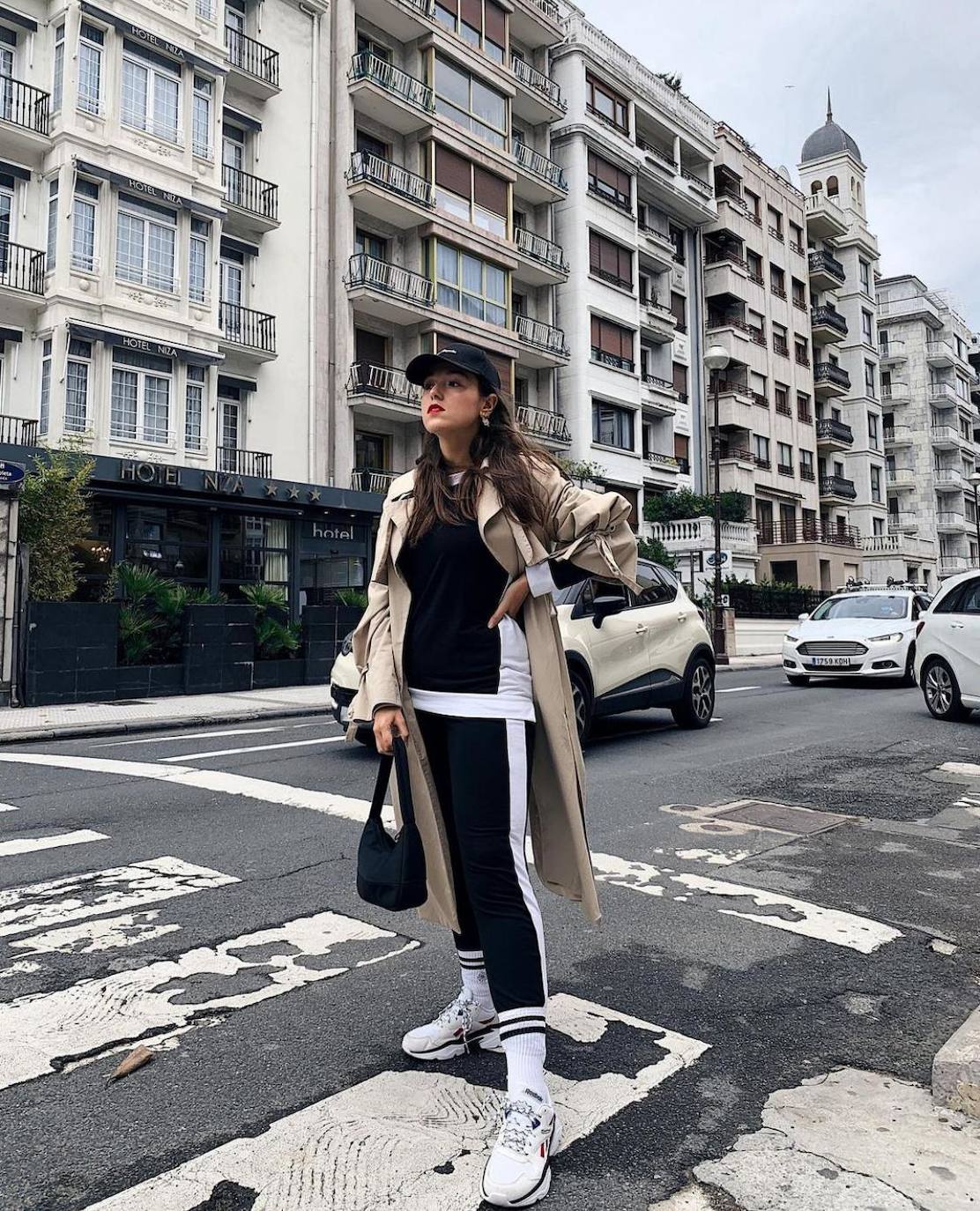 Si todavía no tienes muy claro lo que es tendencia para este otoño-invierno tan irregular, te proponemos 18 looks para afrontar las estaciones más frías y húmedas del año sin perder un ápice de estilo. Toma nota de las propuestas estilísticas de los rostros gipuzcoanos más reconocidos de la red digital, con la mezcla de básicos y prendas 'top' de la campaña como máxima exponente