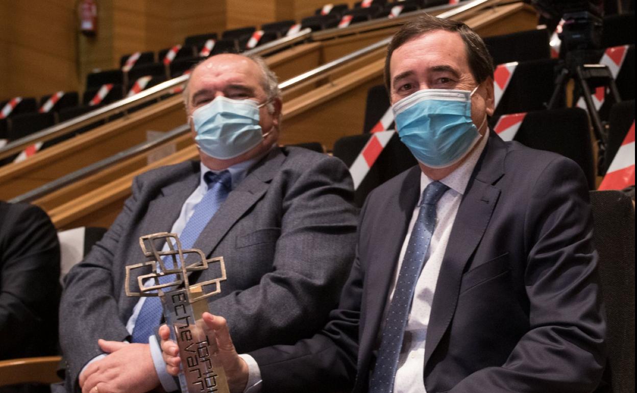 Jorge Agirrebeña y Jon Ander Buenetxea, directivos de Alfa, en la entrega del premio a la firma eibarresa.