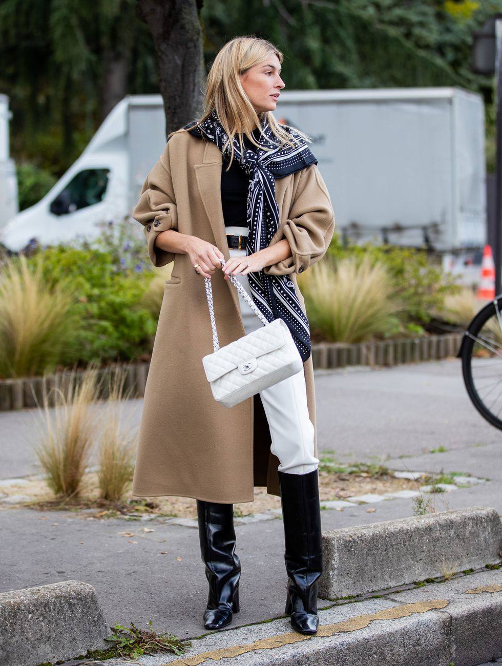 Si hay un complemento por el que no pasan los años ni las modas, ese es el pañuelo. Desde hace algunas temporadas, este complemento se ha hecho «dueño y señor» de los looks más sofisticados, sumándolo al pelo, portándolo atado al bolso o llevándolo a modo de cinturón. Mil y una combinaciones que transforman nuestros estilismos sin grandes sobresaltos. Actualmente, la tendencia nos indica que los pañuelos se pueden llevar sobre los abrigos, a modo de fajín para aportar un toque de color al 'outfit', cruzado sobre el cuerpo o a modo de «chal asimétrico» con la ayuda de un cinturón