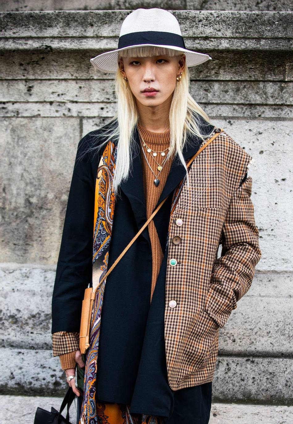 Si hay un complemento por el que no pasan los años ni las modas, ese es el pañuelo. Desde hace algunas temporadas, este complemento se ha hecho «dueño y señor» de los looks más sofisticados, sumándolo al pelo, portándolo atado al bolso o llevándolo a modo de cinturón. Mil y una combinaciones que transforman nuestros estilismos sin grandes sobresaltos. Actualmente, la tendencia nos indica que los pañuelos se pueden llevar sobre los abrigos, a modo de fajín para aportar un toque de color al 'outfit', cruzado sobre el cuerpo o a modo de «chal asimétrico» con la ayuda de un cinturón