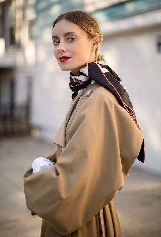 Si hay un complemento por el que no pasan los años ni las modas, ese es el pañuelo. Desde hace algunas temporadas, este complemento se ha hecho «dueño y señor» de los looks más sofisticados, sumándolo al pelo, portándolo atado al bolso o llevándolo a modo de cinturón. Mil y una combinaciones que transforman nuestros estilismos sin grandes sobresaltos. Actualmente, la tendencia nos indica que los pañuelos se pueden llevar sobre los abrigos, a modo de fajín para aportar un toque de color al 'outfit', cruzado sobre el cuerpo o a modo de «chal asimétrico» con la ayuda de un cinturón