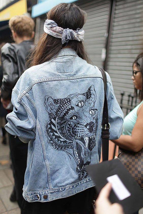 Si hay un complemento por el que no pasan los años ni las modas, ese es el pañuelo. Desde hace algunas temporadas, este complemento se ha hecho «dueño y señor» de los looks más sofisticados, sumándolo al pelo, portándolo atado al bolso o llevándolo a modo de cinturón. Mil y una combinaciones que transforman nuestros estilismos sin grandes sobresaltos. Actualmente, la tendencia nos indica que los pañuelos se pueden llevar sobre los abrigos, a modo de fajín para aportar un toque de color al 'outfit', cruzado sobre el cuerpo o a modo de «chal asimétrico» con la ayuda de un cinturón