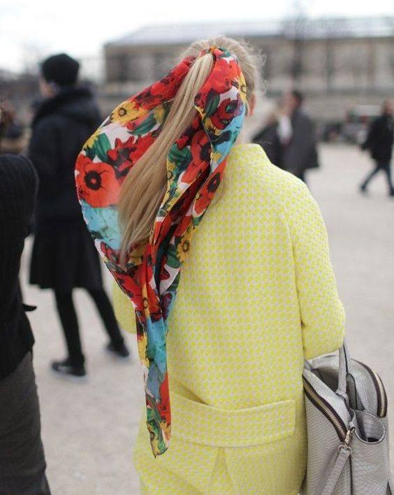 Si hay un complemento por el que no pasan los años ni las modas, ese es el pañuelo. Desde hace algunas temporadas, este complemento se ha hecho «dueño y señor» de los looks más sofisticados, sumándolo al pelo, portándolo atado al bolso o llevándolo a modo de cinturón. Mil y una combinaciones que transforman nuestros estilismos sin grandes sobresaltos. Actualmente, la tendencia nos indica que los pañuelos se pueden llevar sobre los abrigos, a modo de fajín para aportar un toque de color al 'outfit', cruzado sobre el cuerpo o a modo de «chal asimétrico» con la ayuda de un cinturón