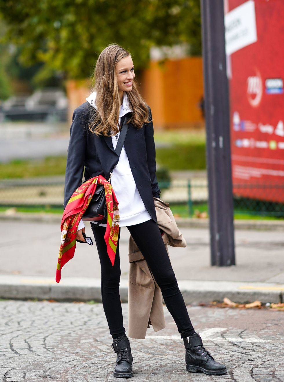 Si hay un complemento por el que no pasan los años ni las modas, ese es el pañuelo. Desde hace algunas temporadas, este complemento se ha hecho «dueño y señor» de los looks más sofisticados, sumándolo al pelo, portándolo atado al bolso o llevándolo a modo de cinturón. Mil y una combinaciones que transforman nuestros estilismos sin grandes sobresaltos. Actualmente, la tendencia nos indica que los pañuelos se pueden llevar sobre los abrigos, a modo de fajín para aportar un toque de color al 'outfit', cruzado sobre el cuerpo o a modo de «chal asimétrico» con la ayuda de un cinturón