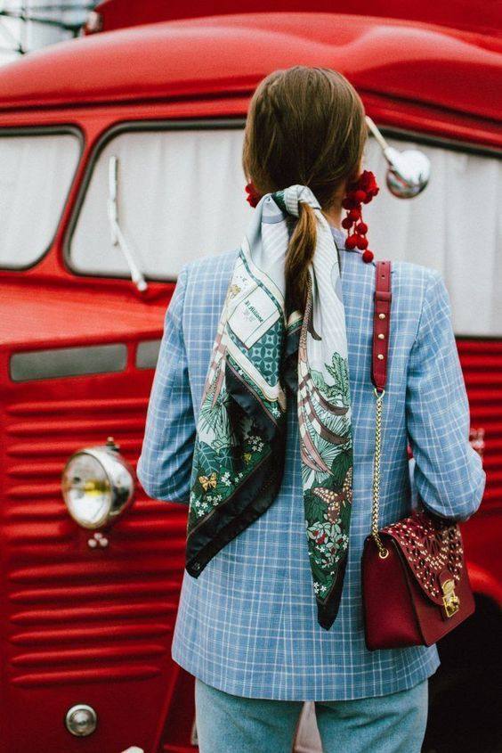 Si hay un complemento por el que no pasan los años ni las modas, ese es el pañuelo. Desde hace algunas temporadas, este complemento se ha hecho «dueño y señor» de los looks más sofisticados, sumándolo al pelo, portándolo atado al bolso o llevándolo a modo de cinturón. Mil y una combinaciones que transforman nuestros estilismos sin grandes sobresaltos. Actualmente, la tendencia nos indica que los pañuelos se pueden llevar sobre los abrigos, a modo de fajín para aportar un toque de color al 'outfit', cruzado sobre el cuerpo o a modo de «chal asimétrico» con la ayuda de un cinturón