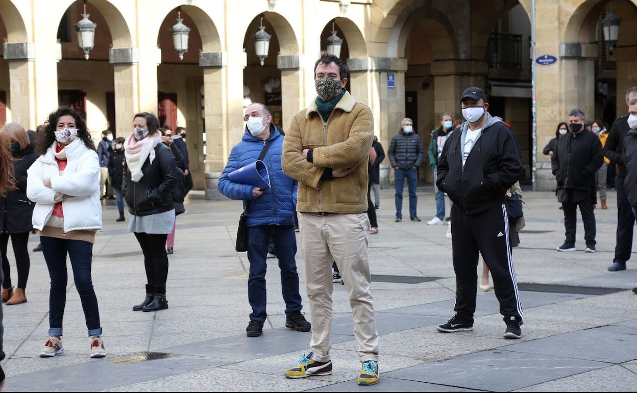 Se han juntado en la plaza de la Constitución para protestar.