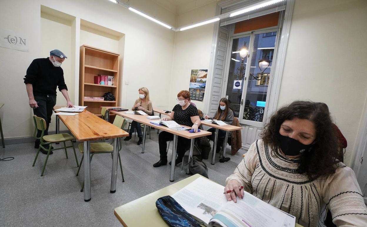 Gramática y conversación. Los alumnos de Urumea Euskaltegia dan cuatro horas de clase y una de conversación a la semana. 