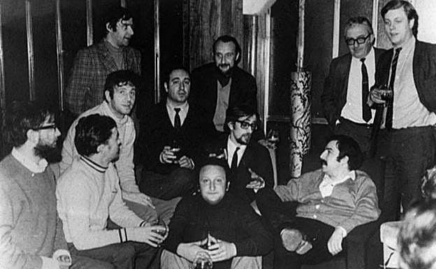 Los abogados de los procesados, en uno de los recesos de la vista judicial. 