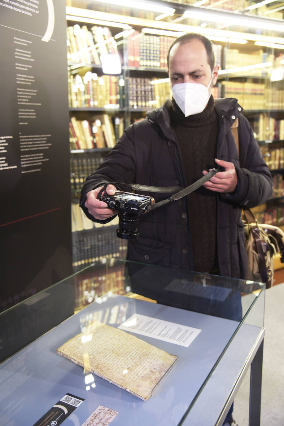 La Diputación Foral de Gipuzkoa ha celebrado el Día Internacional del Euskara con dos elementos extraordinarios en estos días: una buena noticia y una composición lírica en euskera, en realidad dos, de principios del siglo XVI. El texto, datado en torno a 1515, es el primer texto en dialecto gipuzcoano arcaico del que hay constancia, así la primera poesía escrita en euskera de ha llegado hasta nuestros días. El documento, hallado de manera fortuita en el Archivo Histórico Provincial y de Protocolos Históricos de Gipuzkoa, en Oñati, el pasado mes de junio, sería también, con dos breves manuscritos hallados en Navarra el siglo XV, el tercer texto en euskera más antiguo de cuantos se conocen.