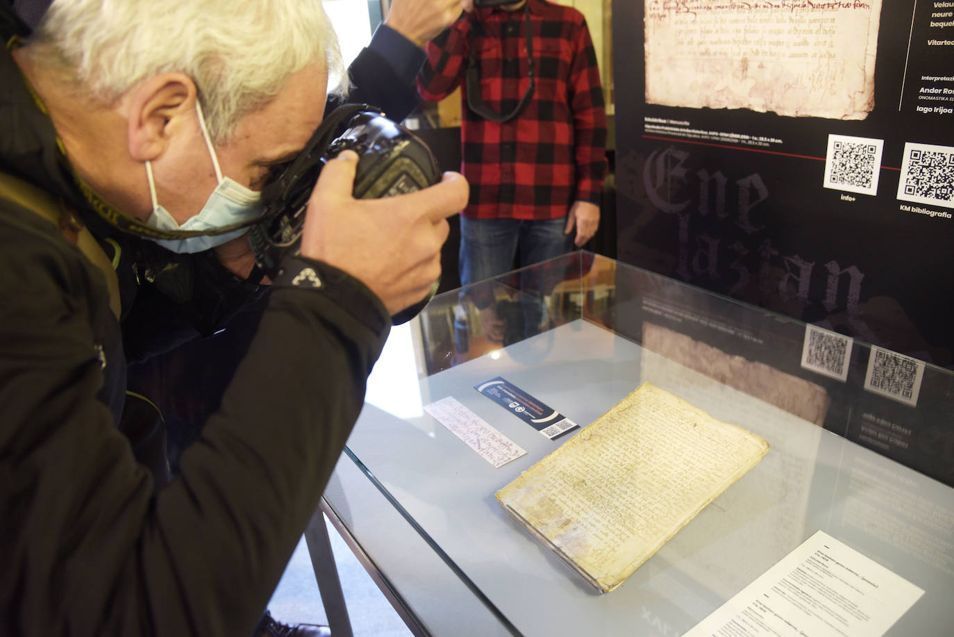 La Diputación Foral de Gipuzkoa ha celebrado el Día Internacional del Euskara con dos elementos extraordinarios en estos días: una buena noticia y una composición lírica en euskera, en realidad dos, de principios del siglo XVI. El texto, datado en torno a 1515, es el primer texto en dialecto gipuzcoano arcaico del que hay constancia, así la primera poesía escrita en euskera de ha llegado hasta nuestros días. El documento, hallado de manera fortuita en el Archivo Histórico Provincial y de Protocolos Históricos de Gipuzkoa, en Oñati, el pasado mes de junio, sería también, con dos breves manuscritos hallados en Navarra el siglo XV, el tercer texto en euskera más antiguo de cuantos se conocen.