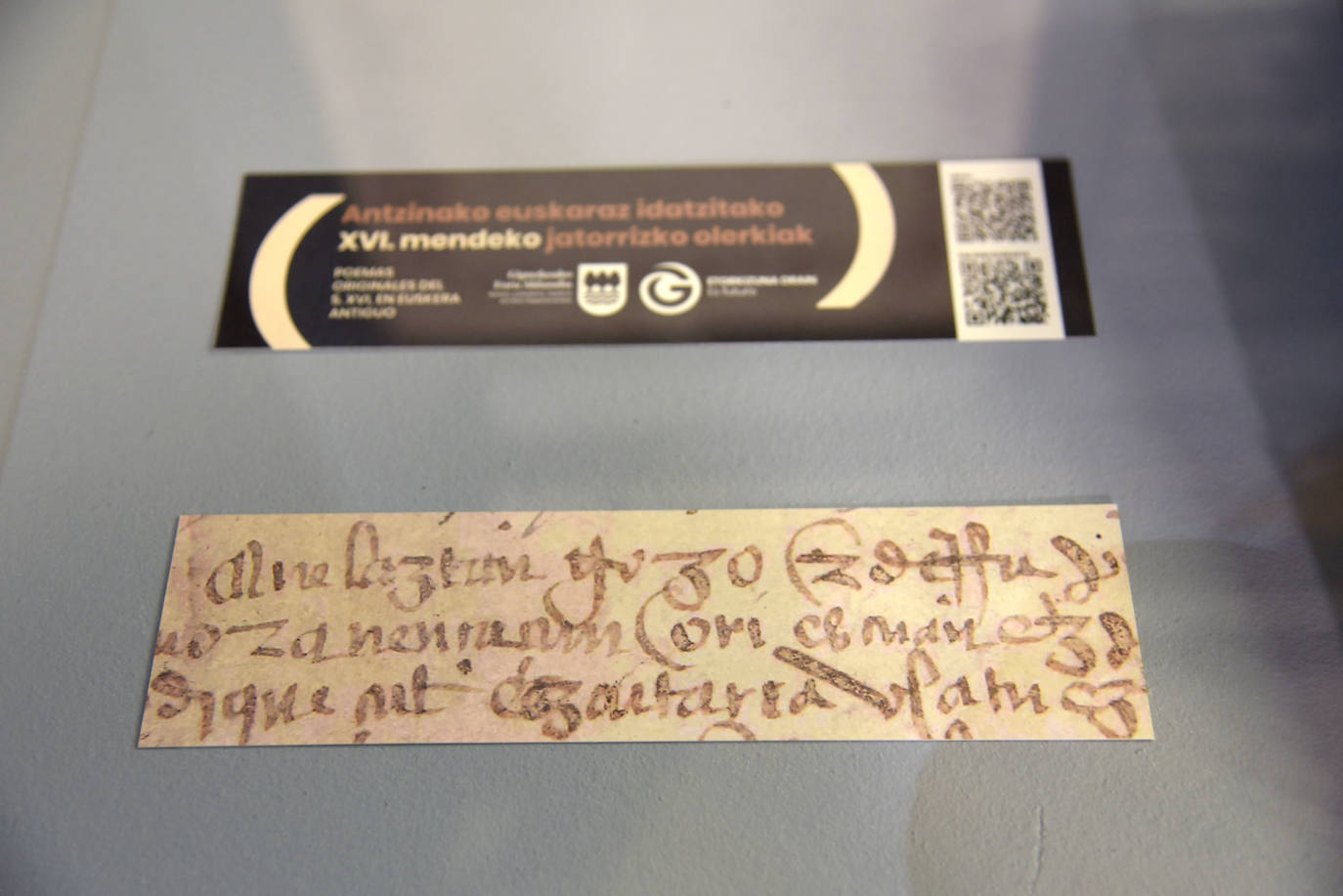 La Diputación Foral de Gipuzkoa ha celebrado el Día Internacional del Euskara con dos elementos extraordinarios en estos días: una buena noticia y una composición lírica en euskera, en realidad dos, de principios del siglo XVI. El texto, datado en torno a 1515, es el primer texto en dialecto gipuzcoano arcaico del que hay constancia, así la primera poesía escrita en euskera de ha llegado hasta nuestros días. El documento, hallado de manera fortuita en el Archivo Histórico Provincial y de Protocolos Históricos de Gipuzkoa, en Oñati, el pasado mes de junio, sería también, con dos breves manuscritos hallados en Navarra el siglo XV, el tercer texto en euskera más antiguo de cuantos se conocen.