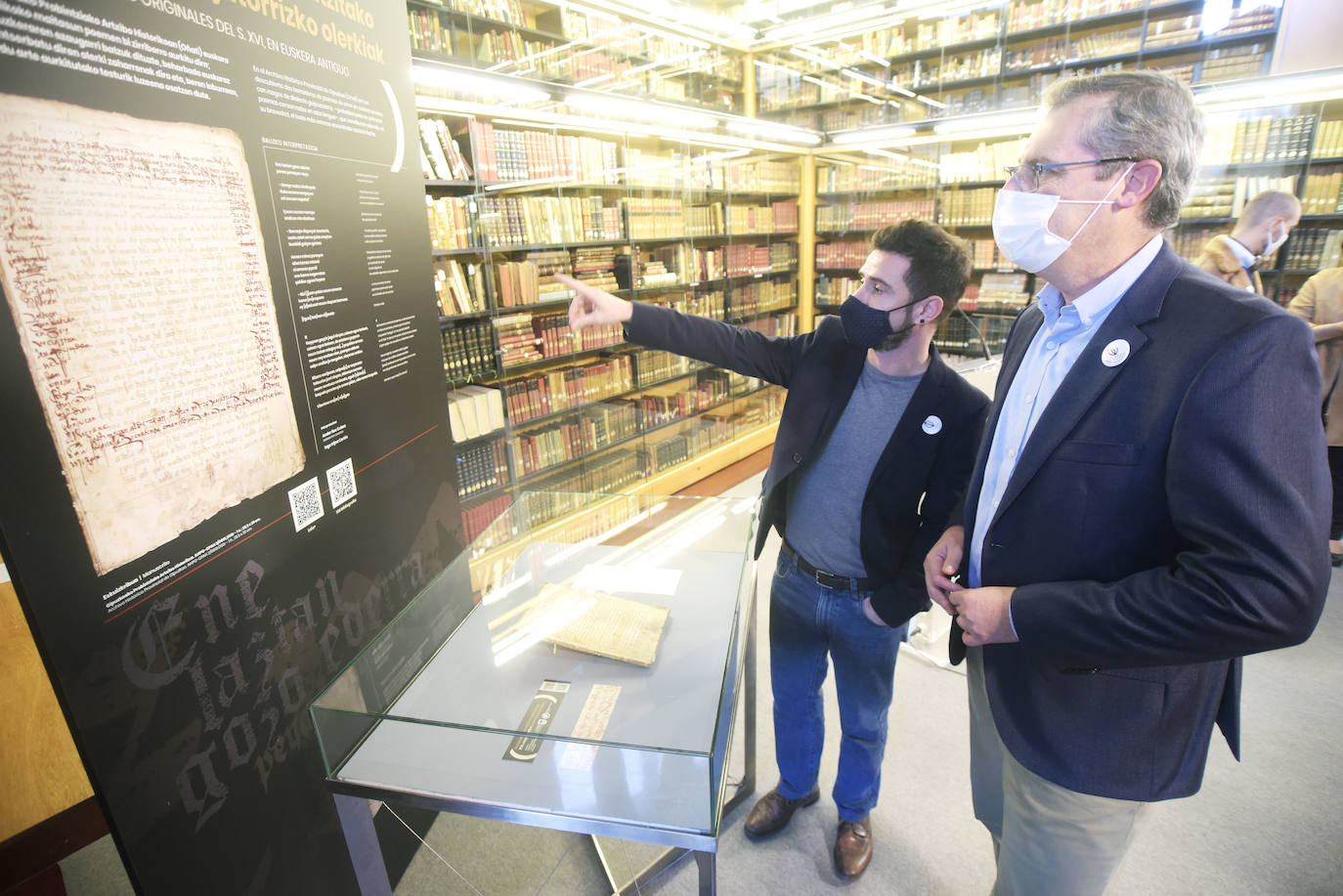 La Diputación Foral de Gipuzkoa ha celebrado el Día Internacional del Euskara con dos elementos extraordinarios en estos días: una buena noticia y una composición lírica en euskera, en realidad dos, de principios del siglo XVI. El texto, datado en torno a 1515, es el primer texto en dialecto gipuzcoano arcaico del que hay constancia, así la primera poesía escrita en euskera de ha llegado hasta nuestros días. El documento, hallado de manera fortuita en el Archivo Histórico Provincial y de Protocolos Históricos de Gipuzkoa, en Oñati, el pasado mes de junio, sería también, con dos breves manuscritos hallados en Navarra el siglo XV, el tercer texto en euskera más antiguo de cuantos se conocen.