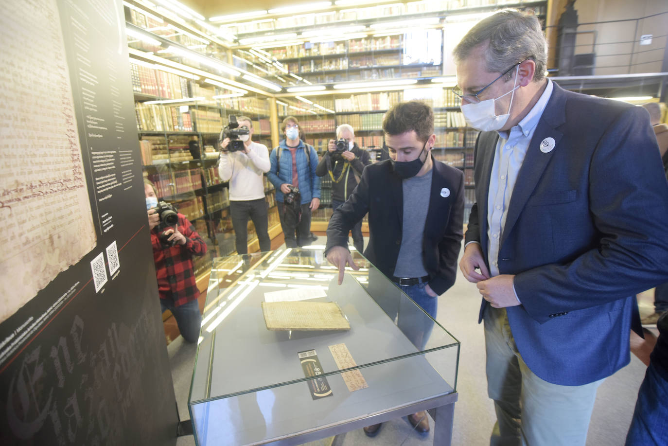 La Diputación Foral de Gipuzkoa ha celebrado el Día Internacional del Euskara con dos elementos extraordinarios en estos días: una buena noticia y una composición lírica en euskera, en realidad dos, de principios del siglo XVI. El texto, datado en torno a 1515, es el primer texto en dialecto gipuzcoano arcaico del que hay constancia, así la primera poesía escrita en euskera de ha llegado hasta nuestros días. El documento, hallado de manera fortuita en el Archivo Histórico Provincial y de Protocolos Históricos de Gipuzkoa, en Oñati, el pasado mes de junio, sería también, con dos breves manuscritos hallados en Navarra el siglo XV, el tercer texto en euskera más antiguo de cuantos se conocen.