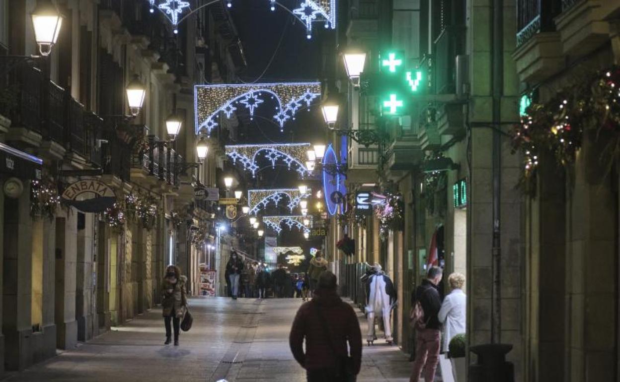 Luces de Navidad en las calles de la Parte Vieja de San Sebastián