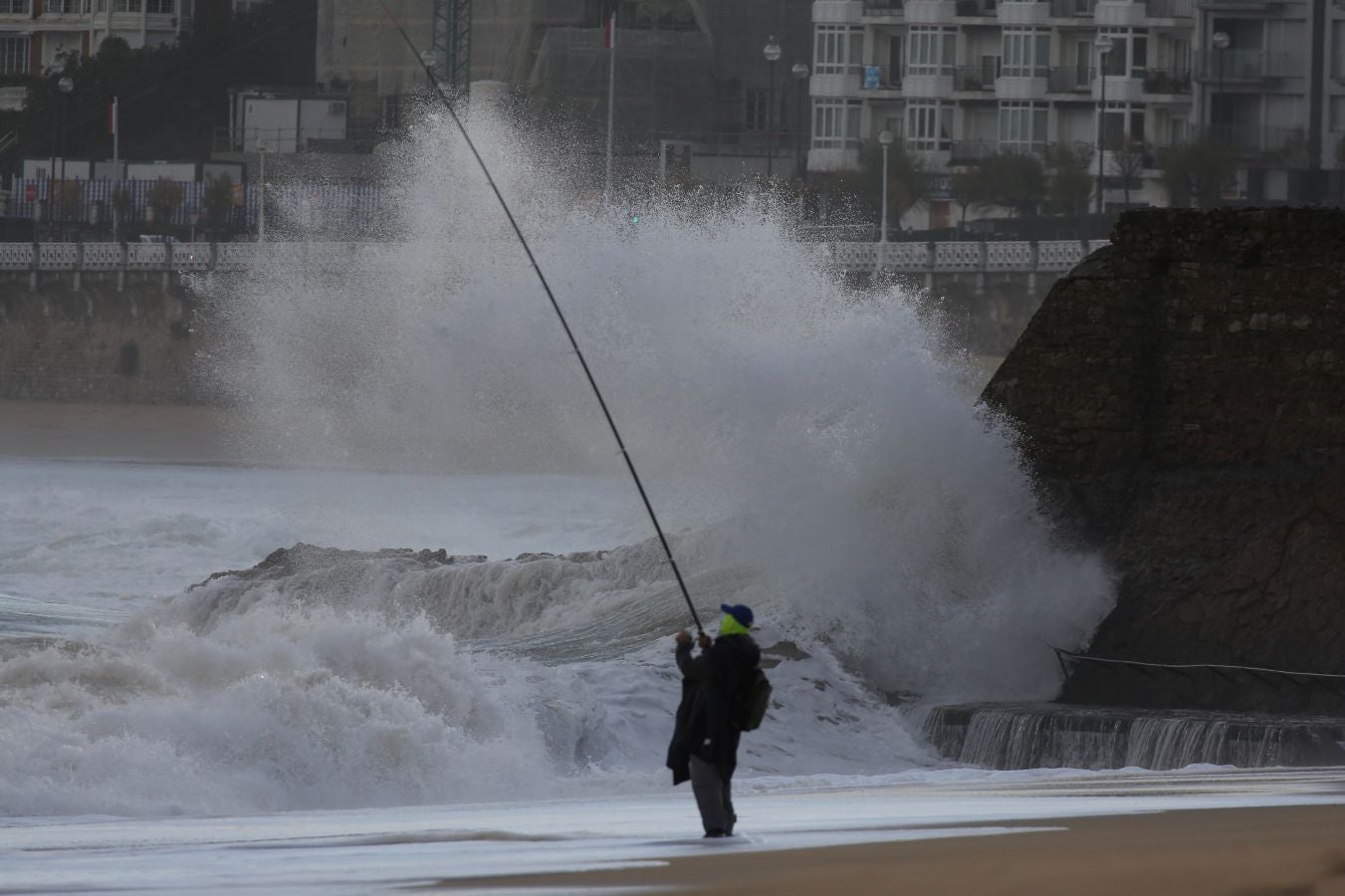 El temporal invernal 'Dora' ha cubierto de nieve las cumbres y embravecido el mar. El fuerte oleaje azota la costa, donde permanece activa la alerta naranja por olas que pueden alcanzar los 7 metros.