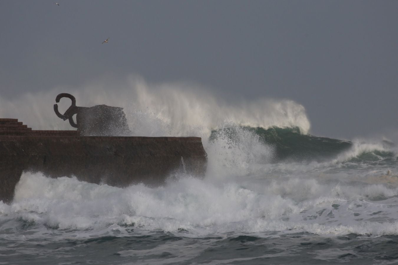 El temporal invernal 'Dora' ha cubierto de nieve las cumbres y embravecido el mar. El fuerte oleaje azota la costa, donde permanece activa la alerta naranja por olas que pueden alcanzar los 7 metros.