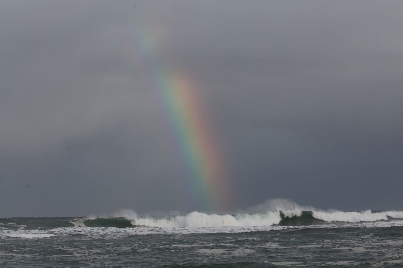 El temporal invernal 'Dora' ha cubierto de nieve las cumbres y embravecido el mar. El fuerte oleaje azota la costa, donde permanece activa la alerta naranja por olas que pueden alcanzar los 7 metros.