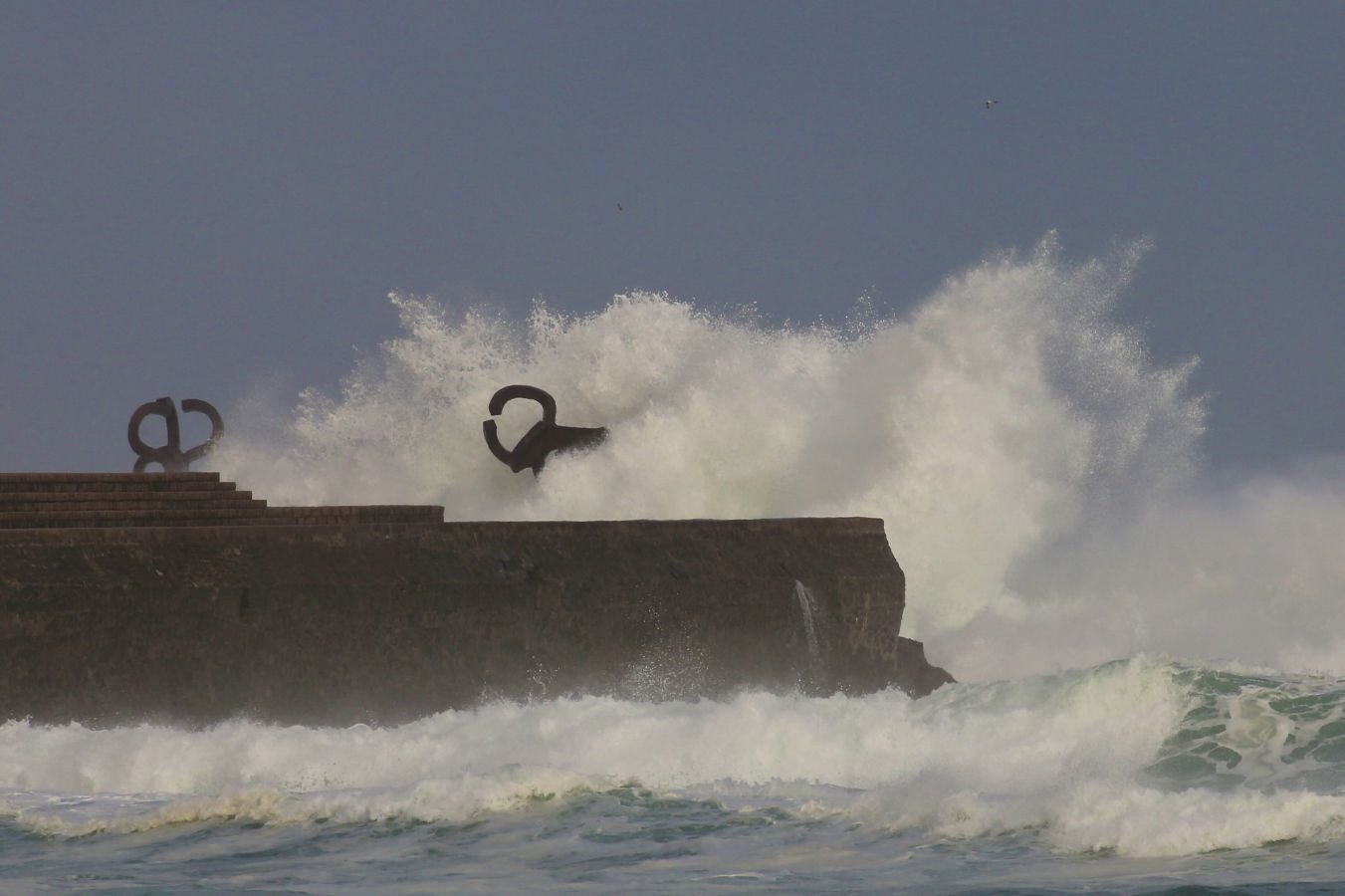 El temporal invernal 'Dora' ha cubierto de nieve las cumbres y embravecido el mar. El fuerte oleaje azota la costa, donde permanece activa la alerta naranja por olas que pueden alcanzar los 7 metros.