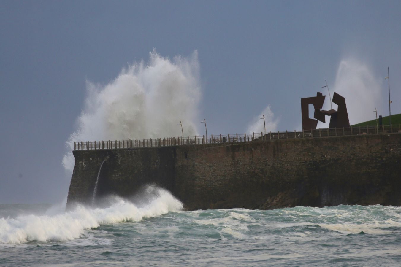 El temporal invernal 'Dora' ha cubierto de nieve las cumbres y embravecido el mar. El fuerte oleaje azota la costa, donde permanece activa la alerta naranja por olas que pueden alcanzar los 7 metros.