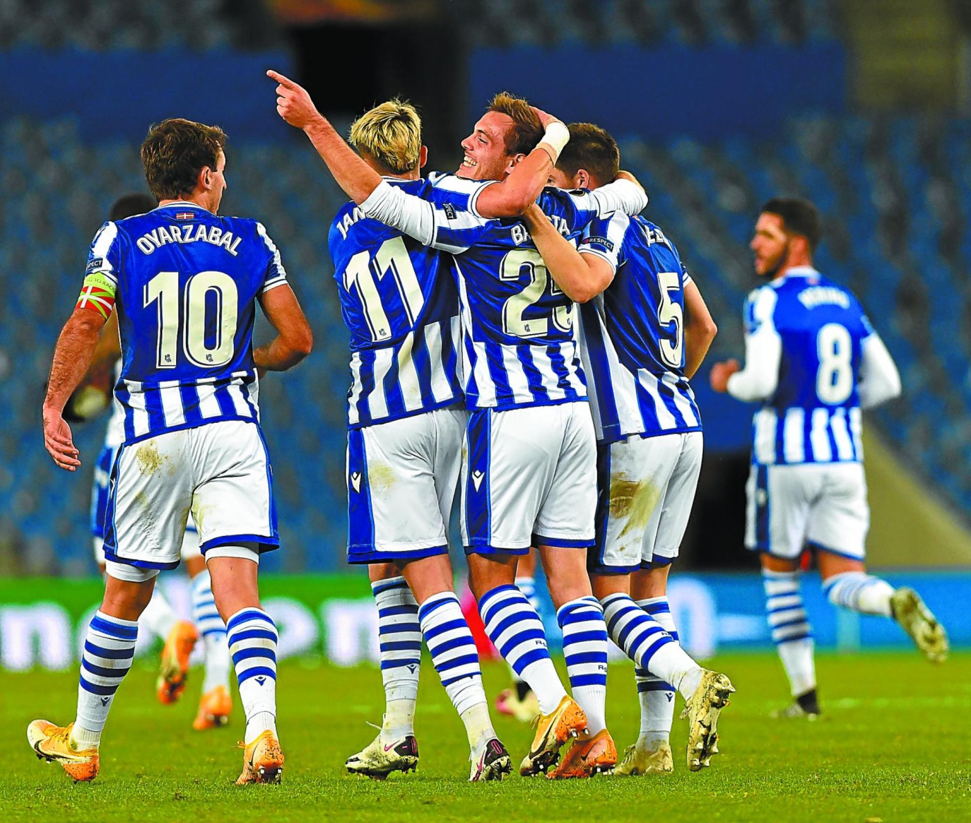Bautista celebra el gol del empate a uno abrazado por Januzaj y Zubeldia en presencia de Oyarzabal, ayer en elReale Arena. 