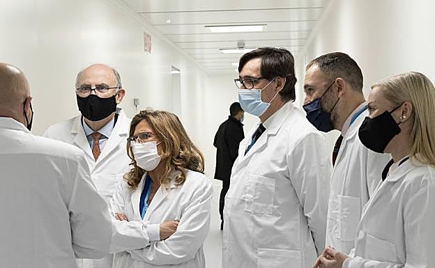 Sagardui, Illa e Itxaso, durante la visita a Viralgen.