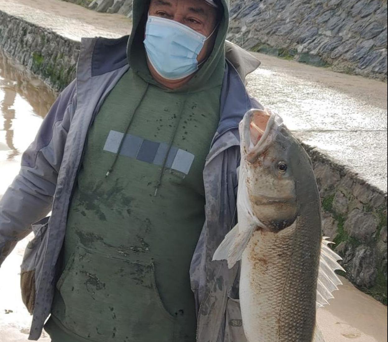 Pesca una lubina de 6 kilos en Ondarreta