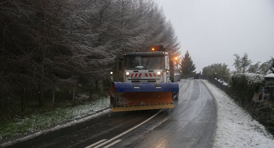 La nieve caída en las últimas horas obliga a los conductores a circular en sus vehículos con cadenas por cuatro puertos de la red secundaria viaria vasca, los alaveses de Herrera, Kurtzeta, Opakoa y Orduña. 