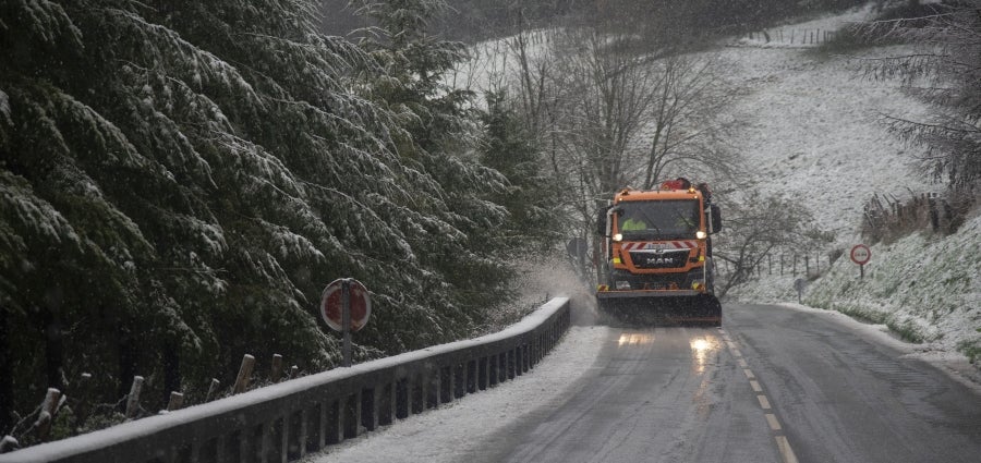 La nieve caída en las últimas horas obliga a los conductores a circular en sus vehículos con cadenas por cuatro puertos de la red secundaria viaria vasca, los alaveses de Herrera, Kurtzeta, Opakoa y Orduña. 