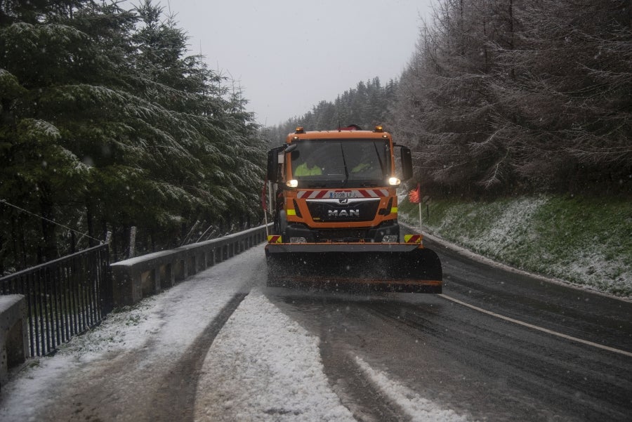 La nieve caída en las últimas horas obliga a los conductores a circular en sus vehículos con cadenas por cuatro puertos de la red secundaria viaria vasca, los alaveses de Herrera, Kurtzeta, Opakoa y Orduña. 