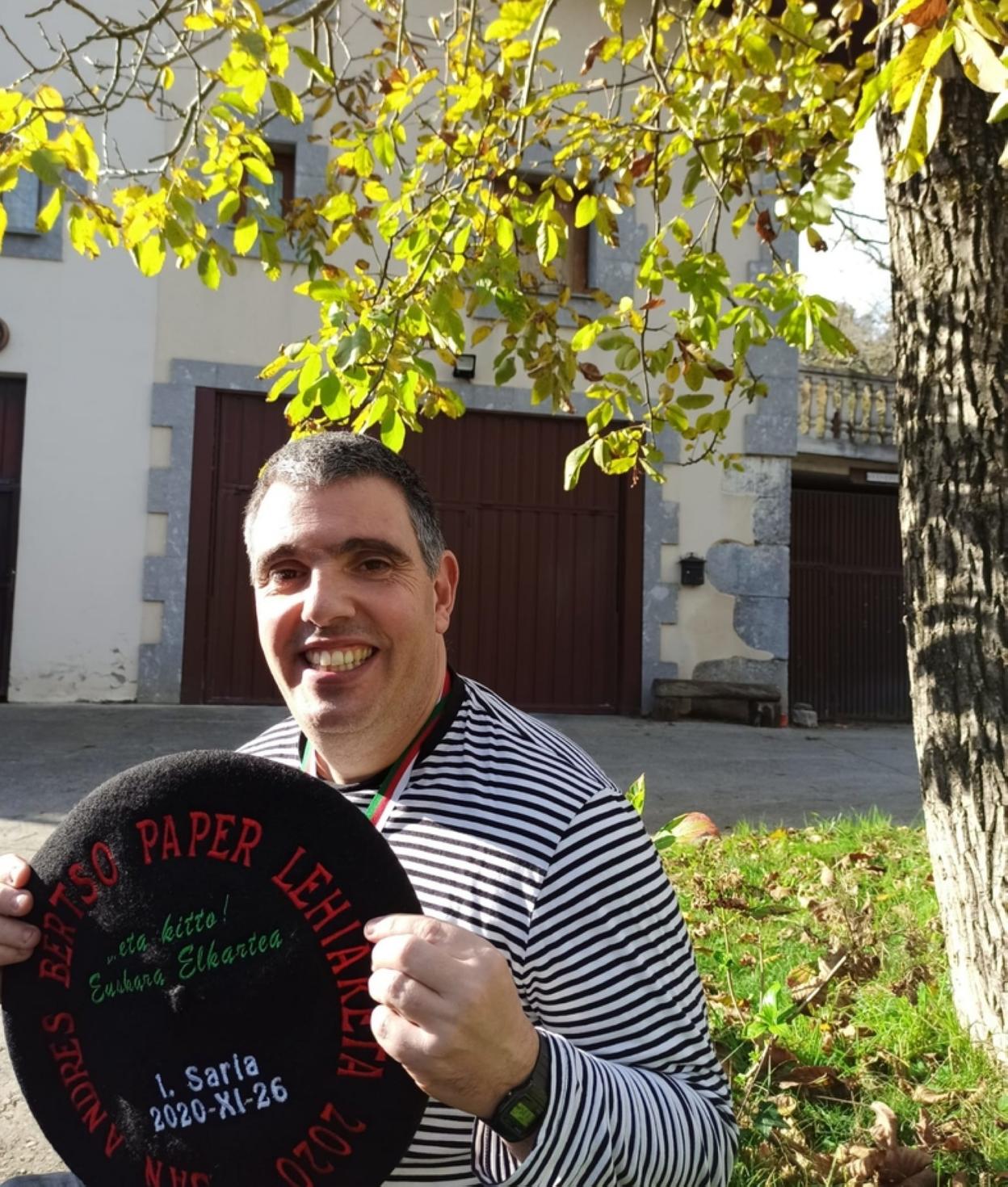  Iñigo Legorburu con la txapela lograda en Eibar. 