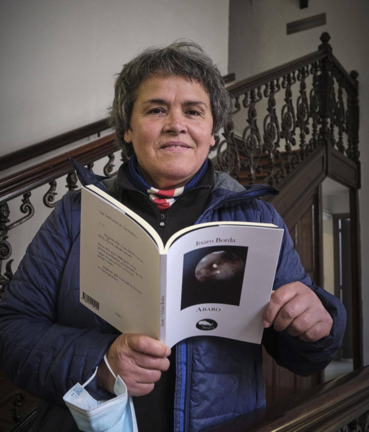 Itxaro Borda, 'Abaro' eskuetan duela. 