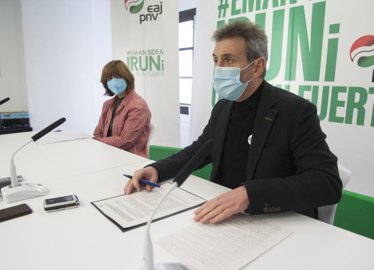 Josune Gómez y Xabier Iridoy, ayer en el Batzoki. 