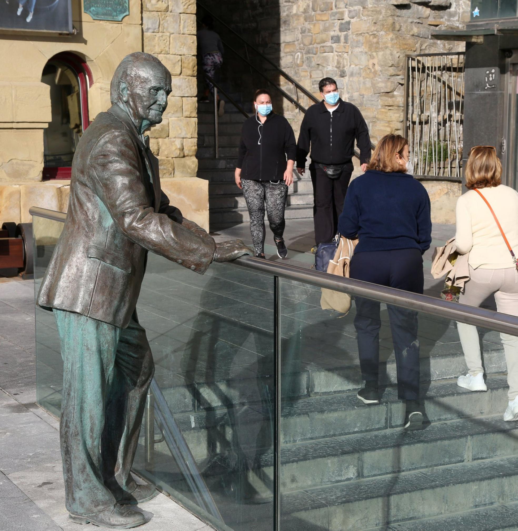 A la izquierda, Lurdes Umerez durante el procesode elaboración de la escultura de Zaragüeta enAlfa Arte. Al lado, colocada junto al Aquarium.