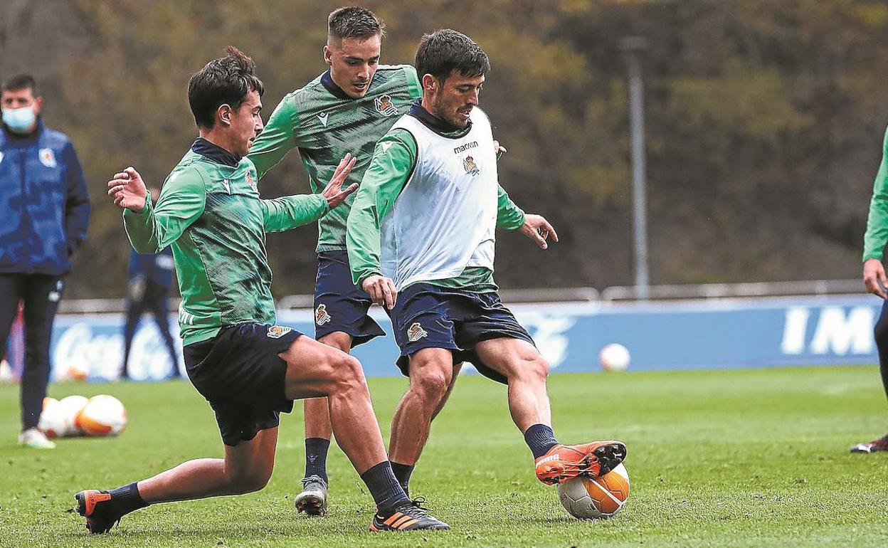 Zubimendi y Gorosabel presionan a Silva.