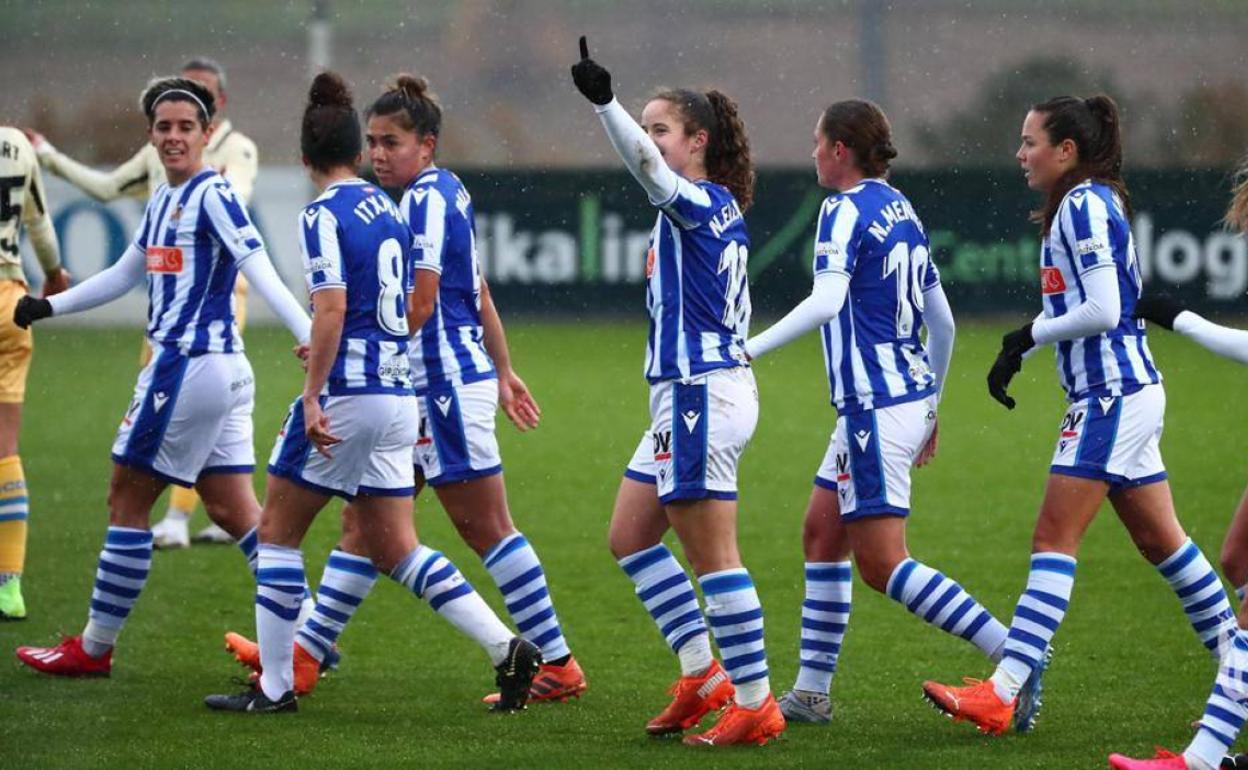 Nerea celebra su gol señalando a la grada.