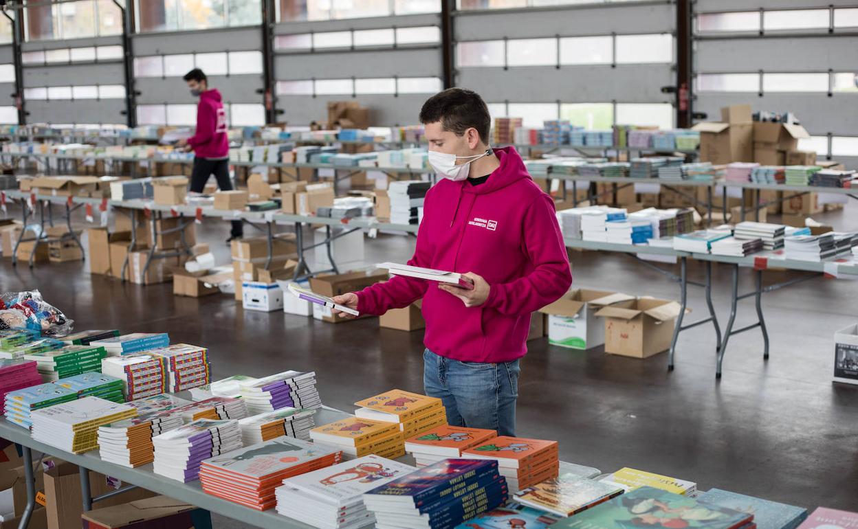 Pedido en mano, se van localizando los productos solicitados. 