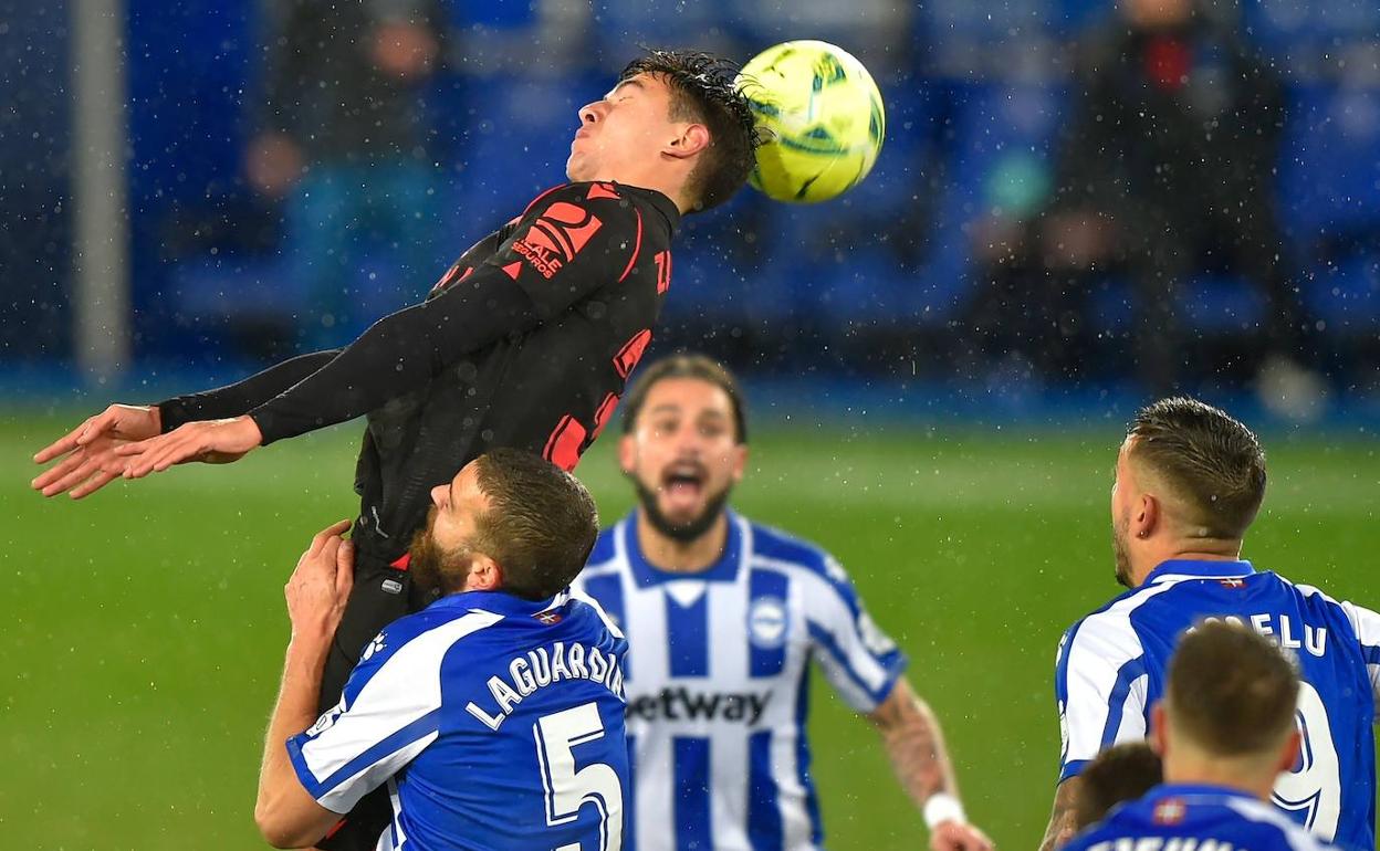 Zubimendi cabecea el balón ante la presión de Laguardia.