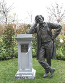 Imagen secundaria 2 - Vicente Zaragüeta, el caballero de bronce que cuida el Aquarium de San Sebastián