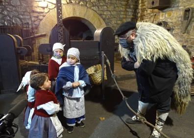 Imagen secundaria 1 - Emocionante reencuentro con Olentzero en Mirandaola