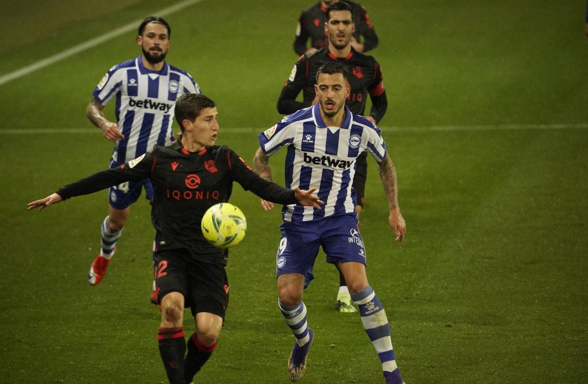 Aihen se adelanta a Joselu conJota y Merino detrás de ellos.El lateral estuvo firme. 